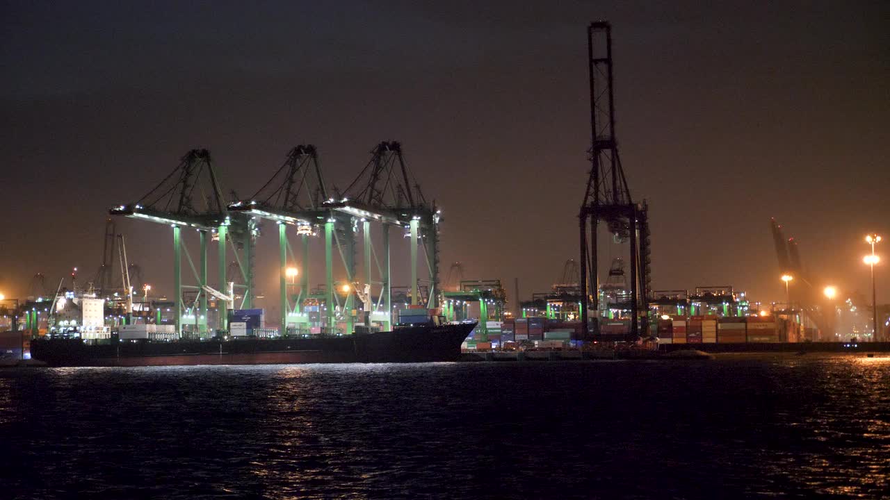 集装箱船夜间在商业港口装货视频下载