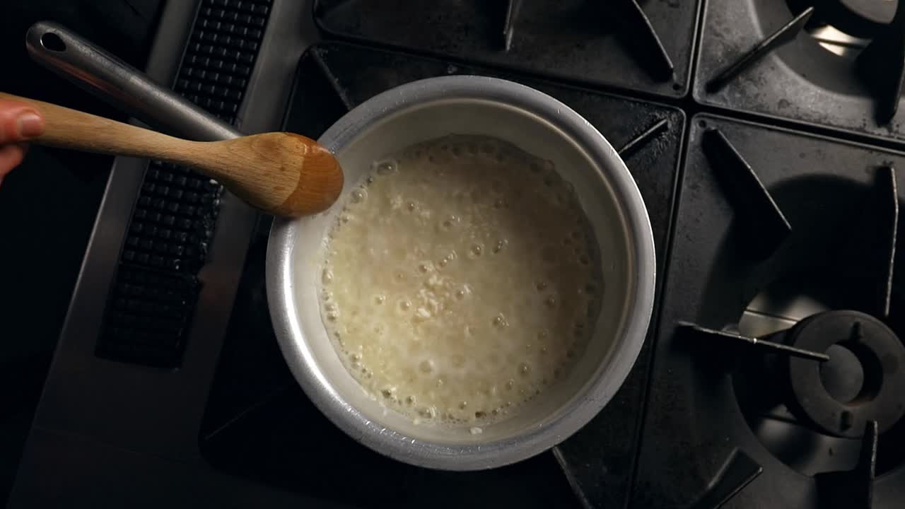 在专业厨房里做意大利烩饭。视频素材