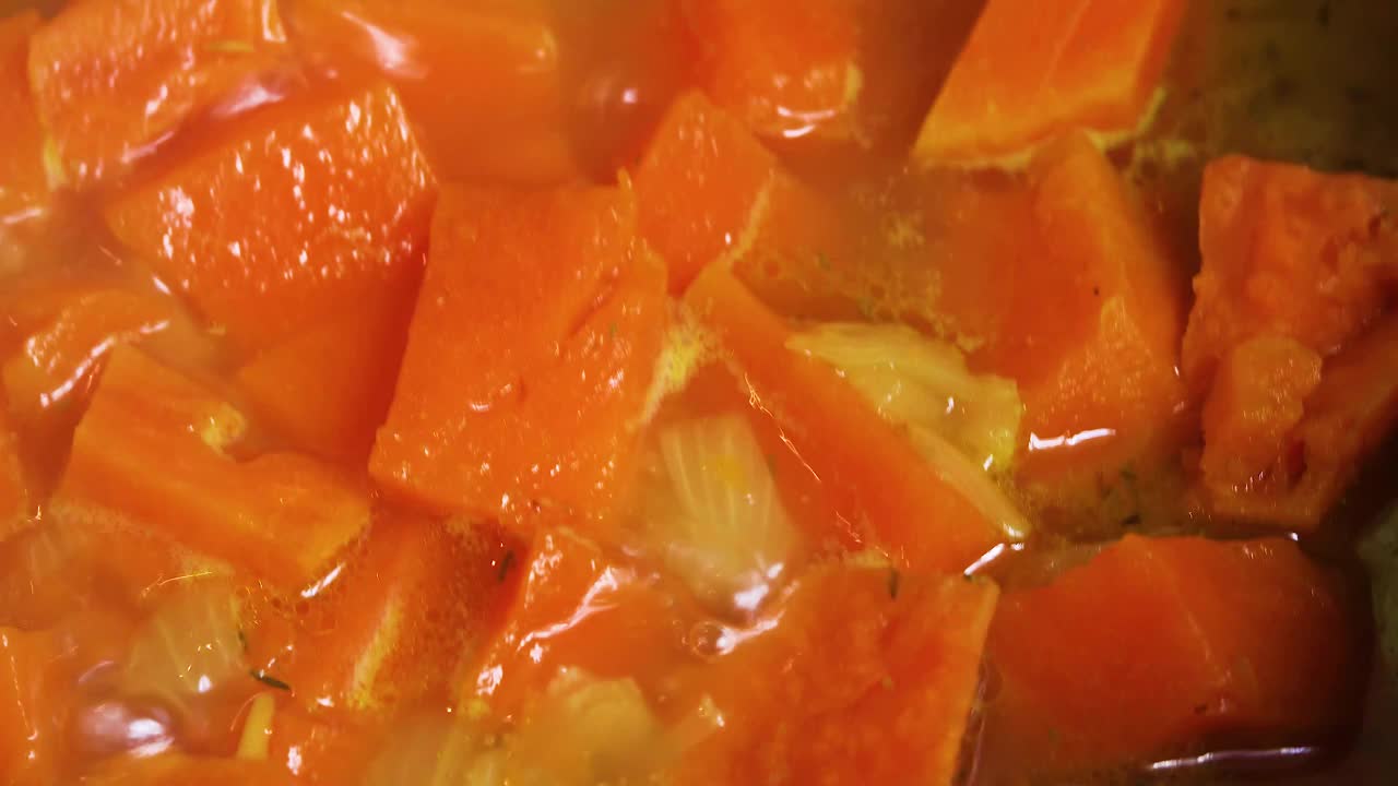 用南瓜和其他蔬菜准备素食蔬菜汤。健康的饮食习惯。饮食与健康视频下载