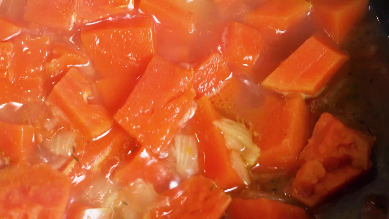 用南瓜、大蒜和其他蔬菜准备素食蔬菜汤。健康的饮食习惯。饮食与健康视频下载