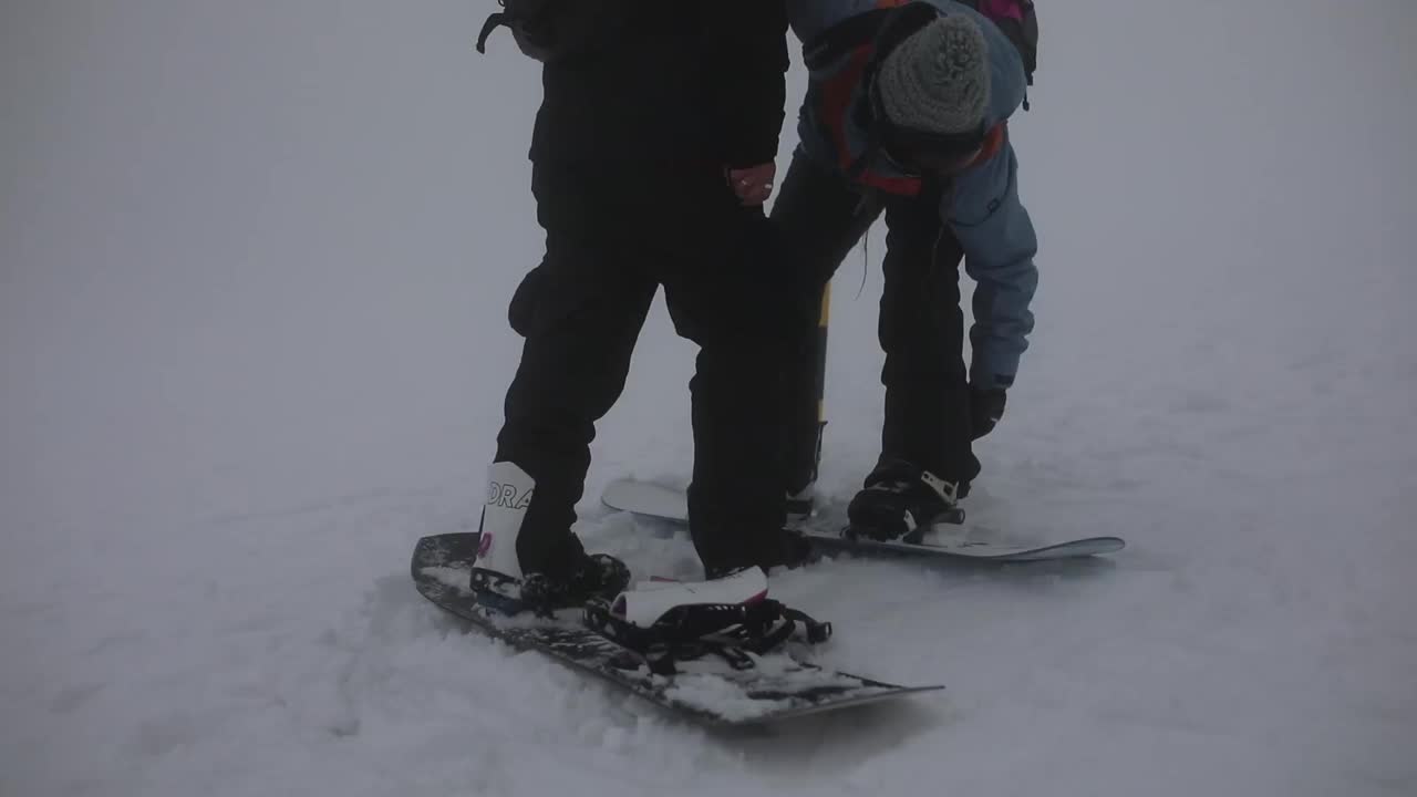 两个互不相识的滑雪者在冬天玩滑雪板视频下载