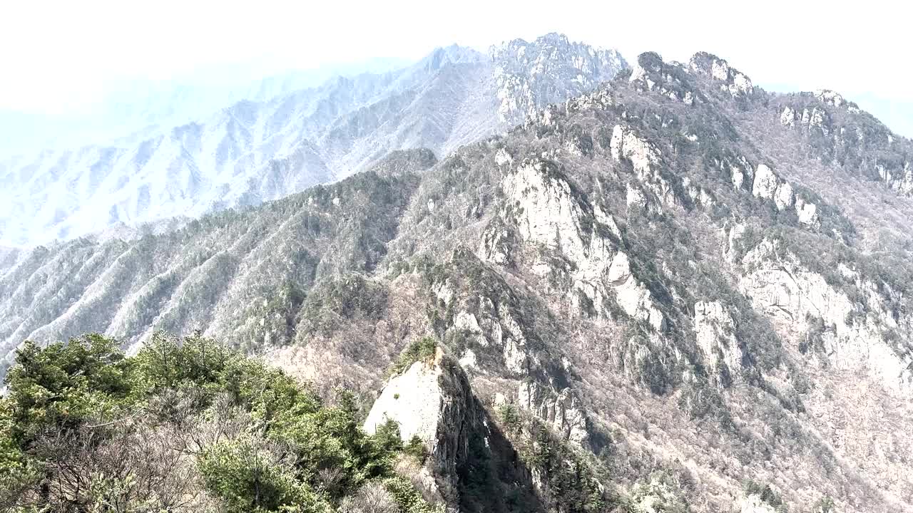 通往远处寺庙的小路环绕着嵩山的悬崖。视频素材
