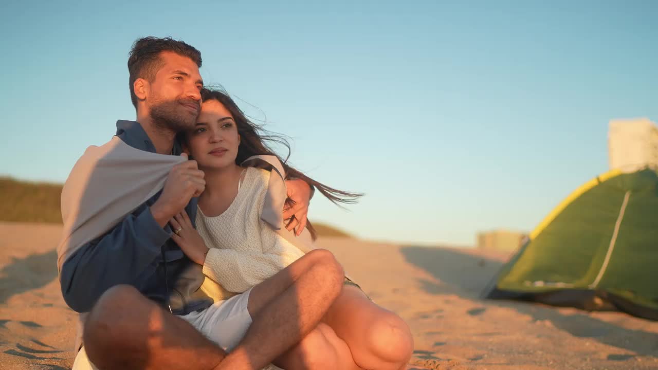 一对情侣拥抱在沙滩上看风景视频下载