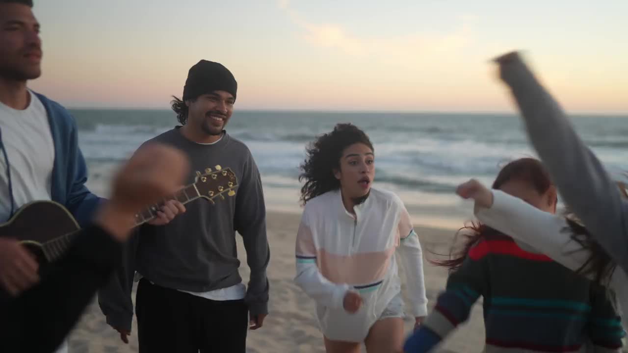 朋友们在海滩上唱歌跳舞视频下载