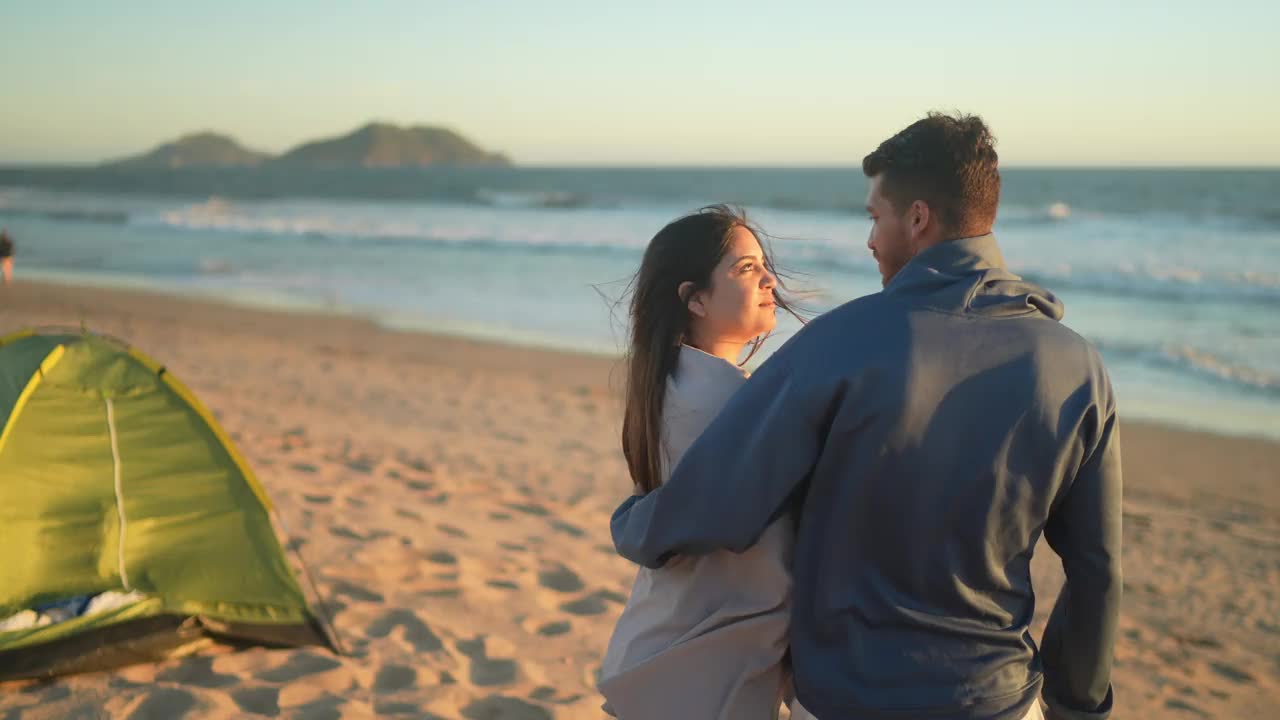 在沙滩上聊天的情侣视频下载