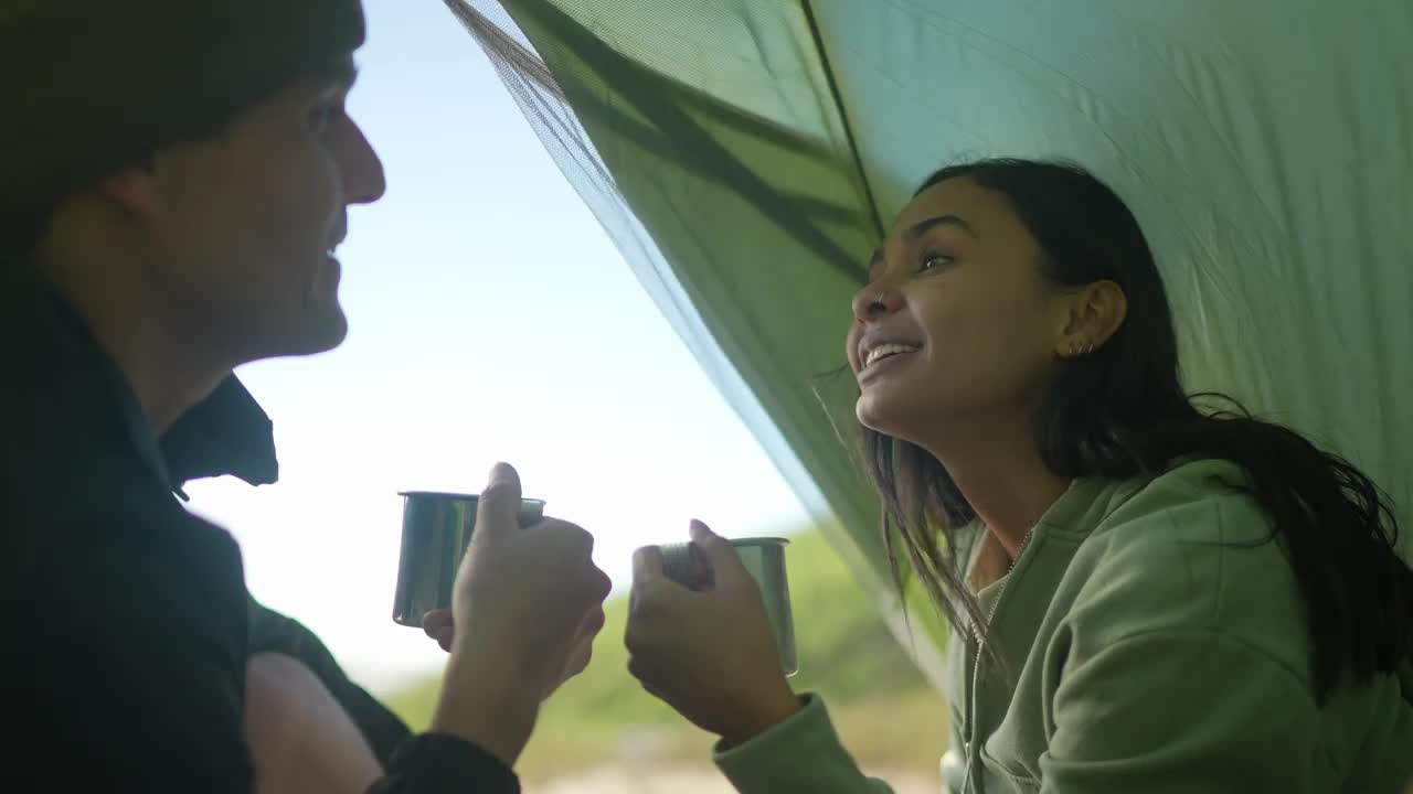 一对情侣在海滩上的帐篷里聊天视频下载