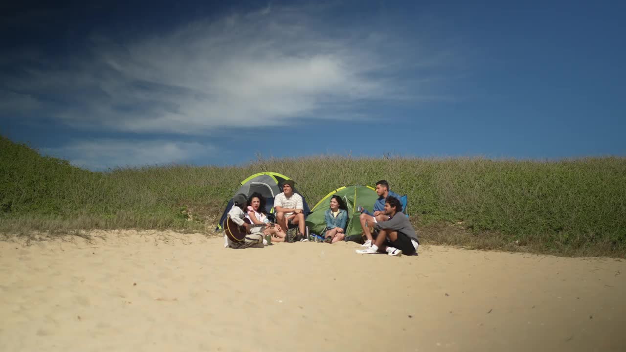 朋友们在沙滩上聊天视频下载