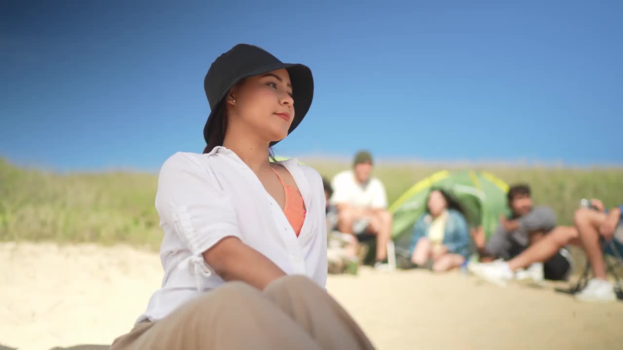 一个年轻女子在海滩上的肖像视频素材