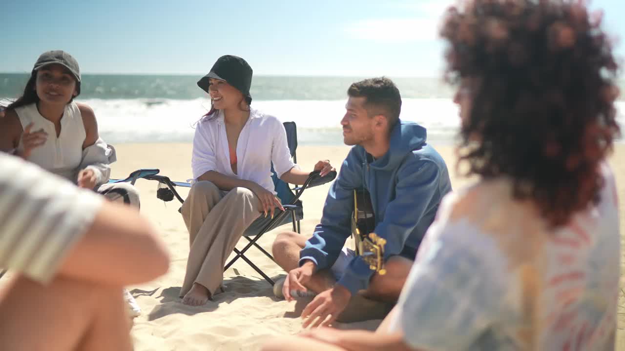 一个年轻女子在沙滩上和朋友聊天的照片视频素材