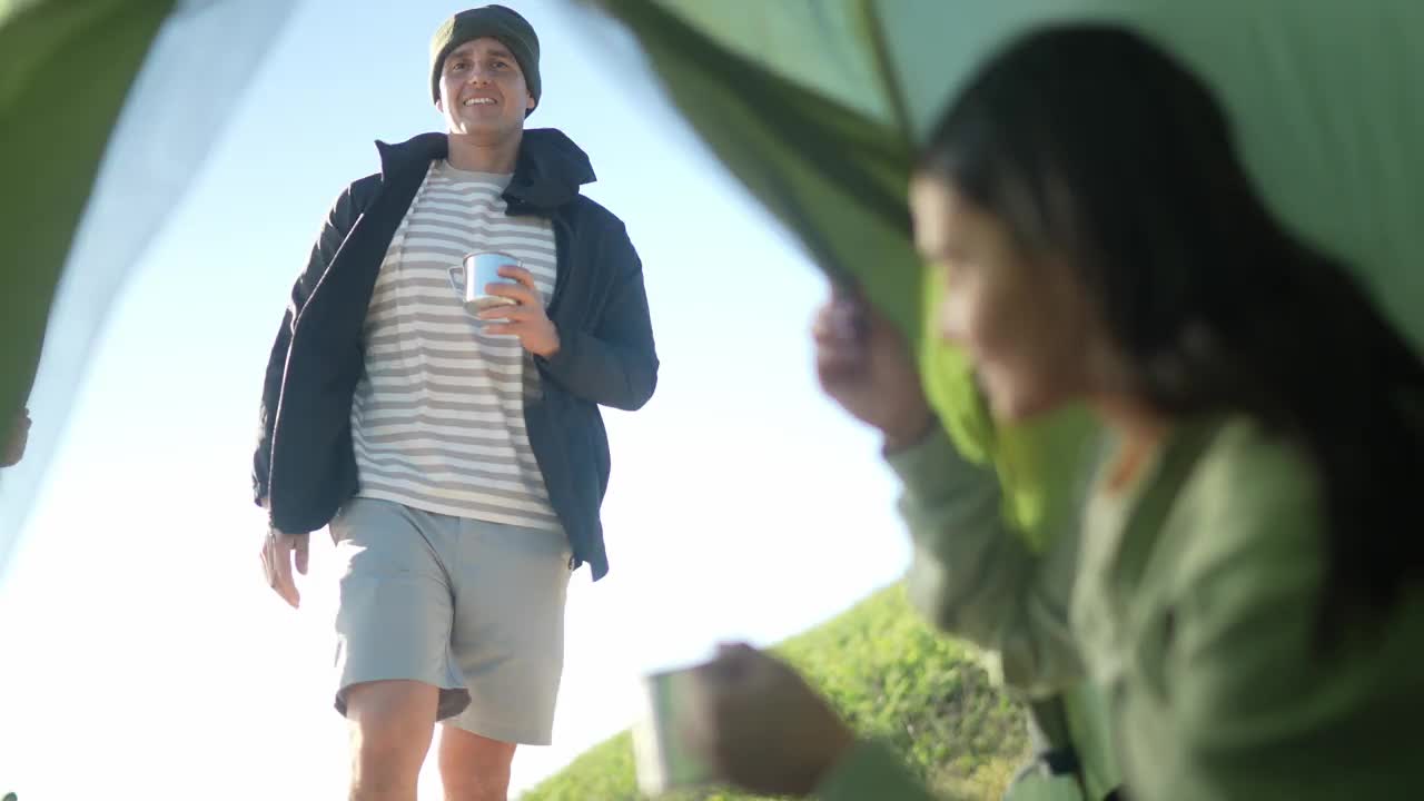 一对情侣在海滩上的帐篷里聊天视频下载
