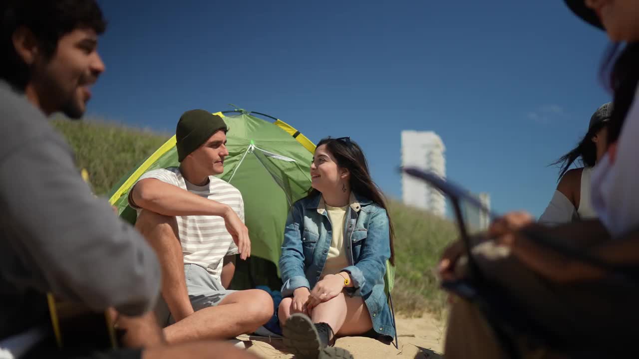 一对夫妇在海滩上和朋友聊天的照片视频下载