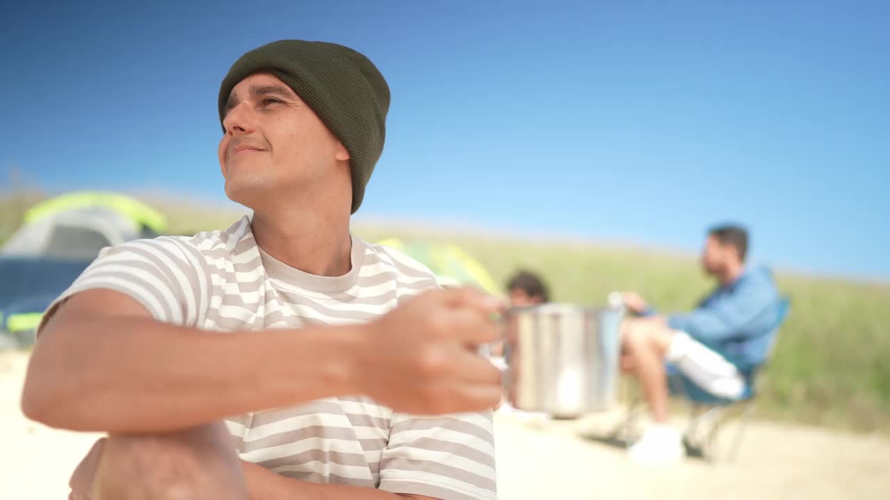中年成年男子凝视着海滩上的景色视频下载
