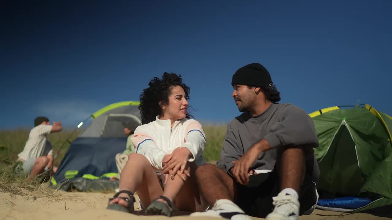 在沙滩上聊天的情侣视频下载