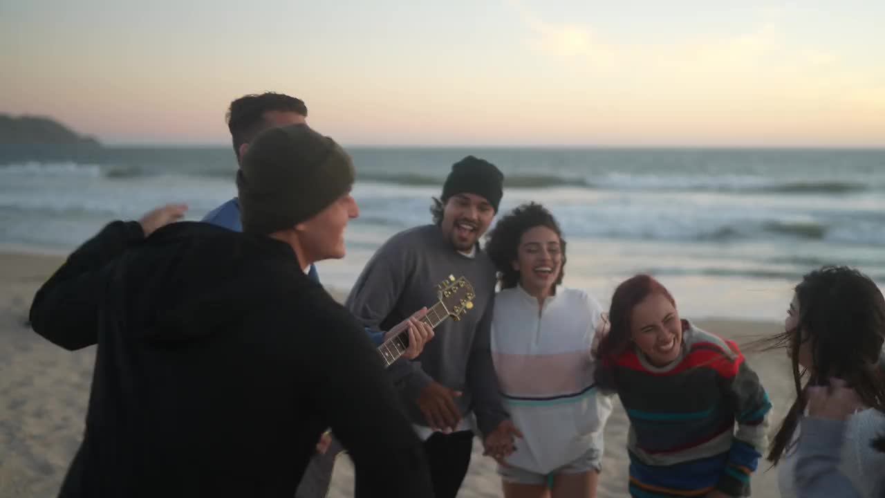 朋友们在海滩上唱歌跳舞视频下载