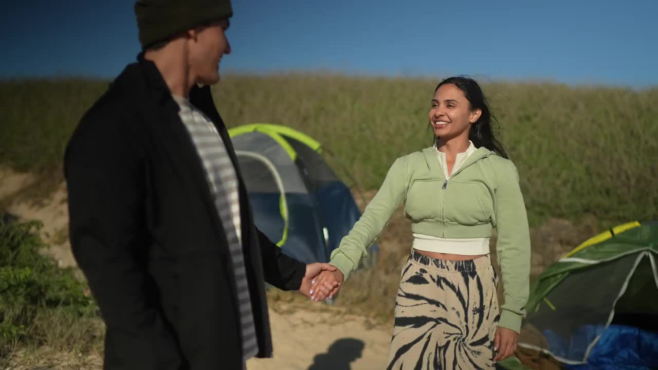 在沙滩上聊天跑步的情侣视频下载