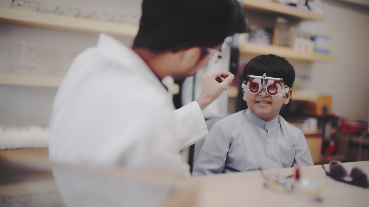 印度男孩在眼镜店测量视力视频下载