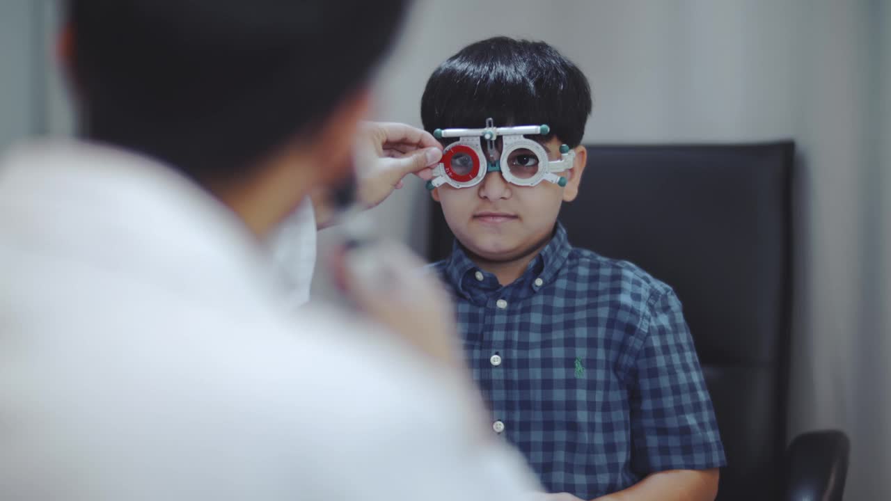 印度男孩在眼镜店测量视力视频下载