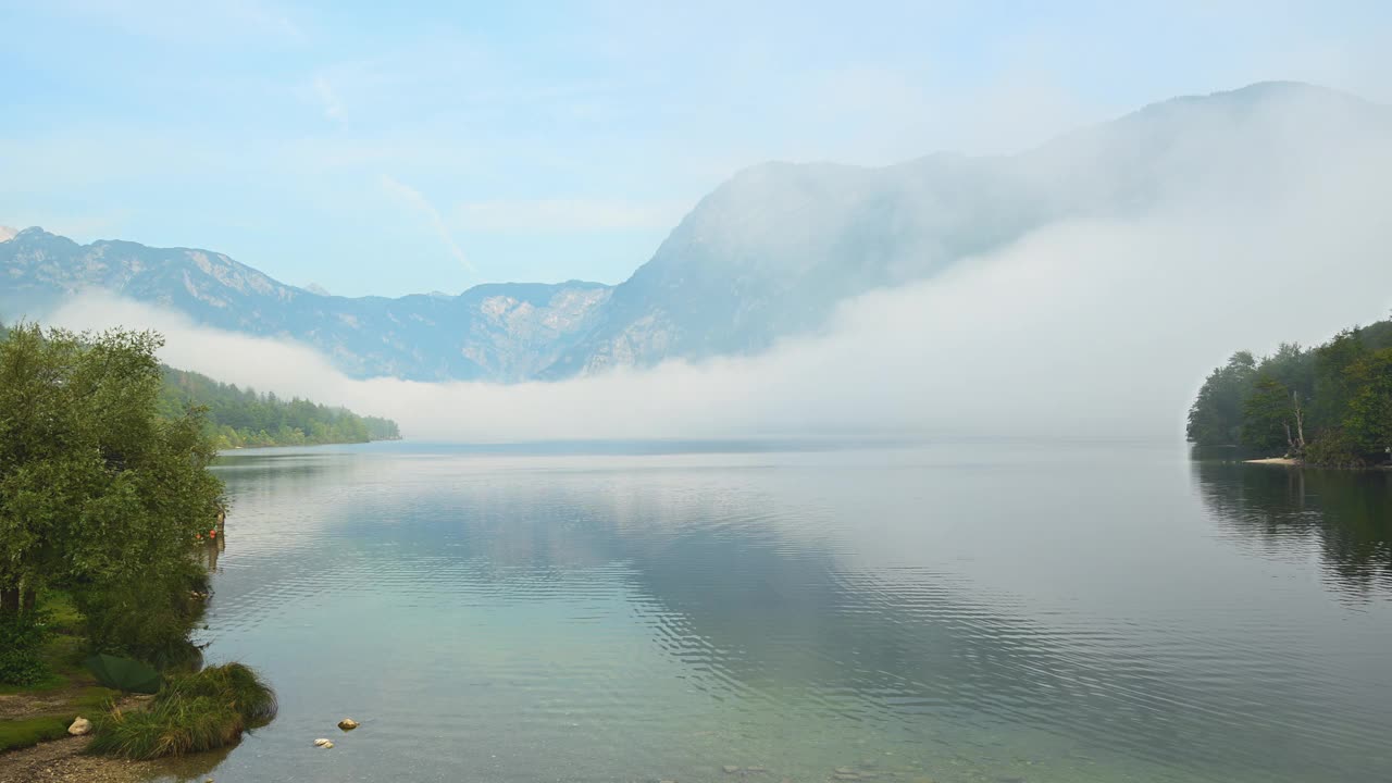 清晨的雾和薄雾在夏天日出时从博希尼湖的表面升起视频下载