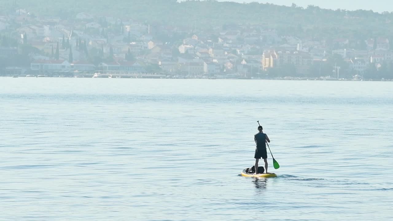 从克里克韦尼察镇的海岸线上看到的亚得里亚海克瓦纳湾，无法辨认的人站立桨登船视频下载