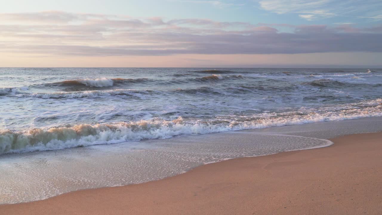 晚上，北海海浪翻滚到叙尔特岛的兰腾海滩上视频下载