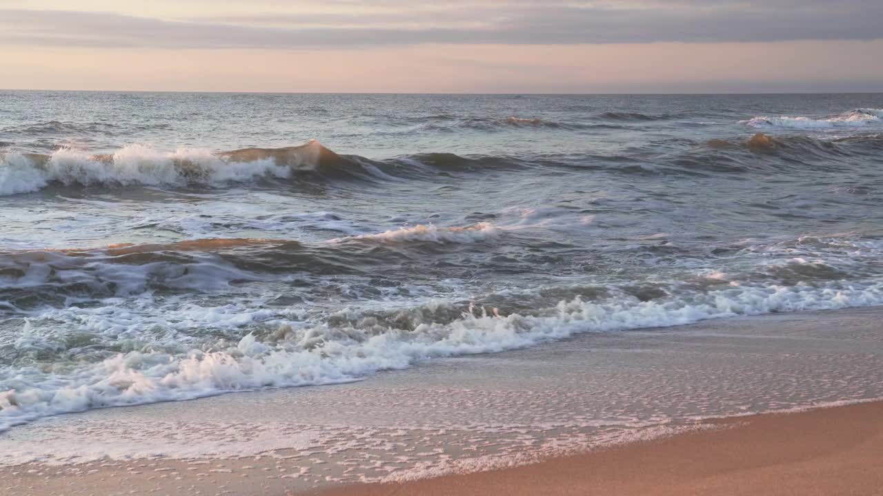 晚上，北海海浪翻滚到叙尔特岛的兰腾海滩上视频下载