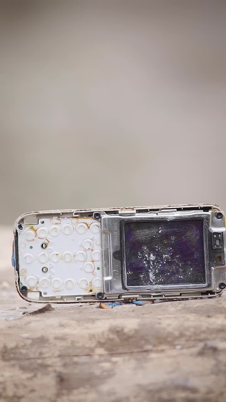 没有外壳的破手机，内置主板。残破的老式纽扣手机被大锤砸得粉碎。垂直方向视频下载