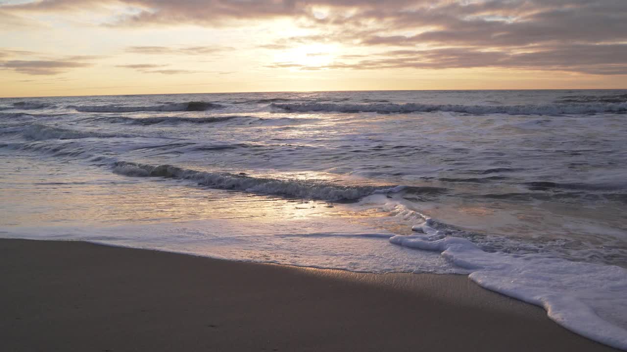 从叙尔特岛的兰腾海滩观看北海的日落视频下载