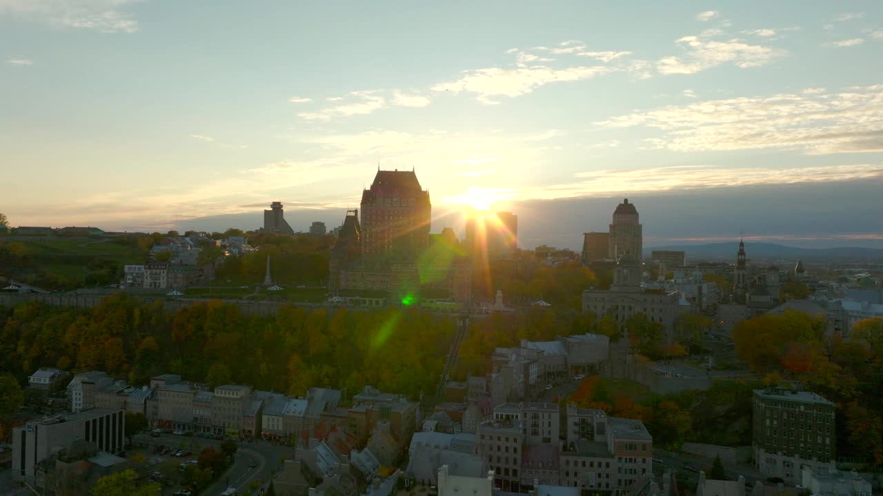 鸟瞰魁北克市，在秋天的日落，魁北克，加拿大视频下载