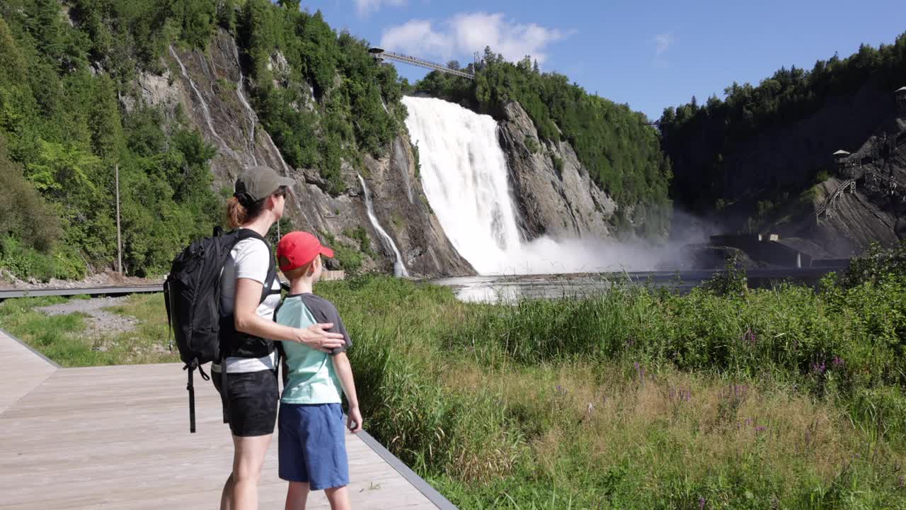 加拿大魁北克市，夏天，母亲和儿子走在蒙莫伦西瀑布的人行桥上视频下载