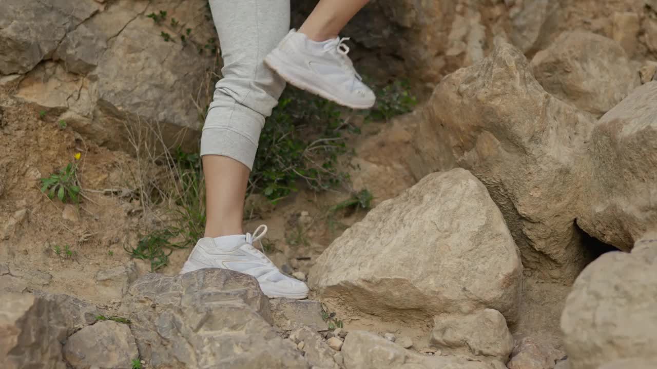 一名女子在大自然的小路上攀爬极端地形视频下载