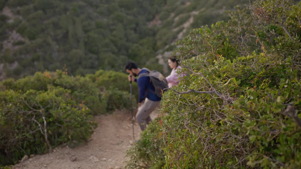 游客在葡萄牙塞辛布拉的自然小径上视频下载