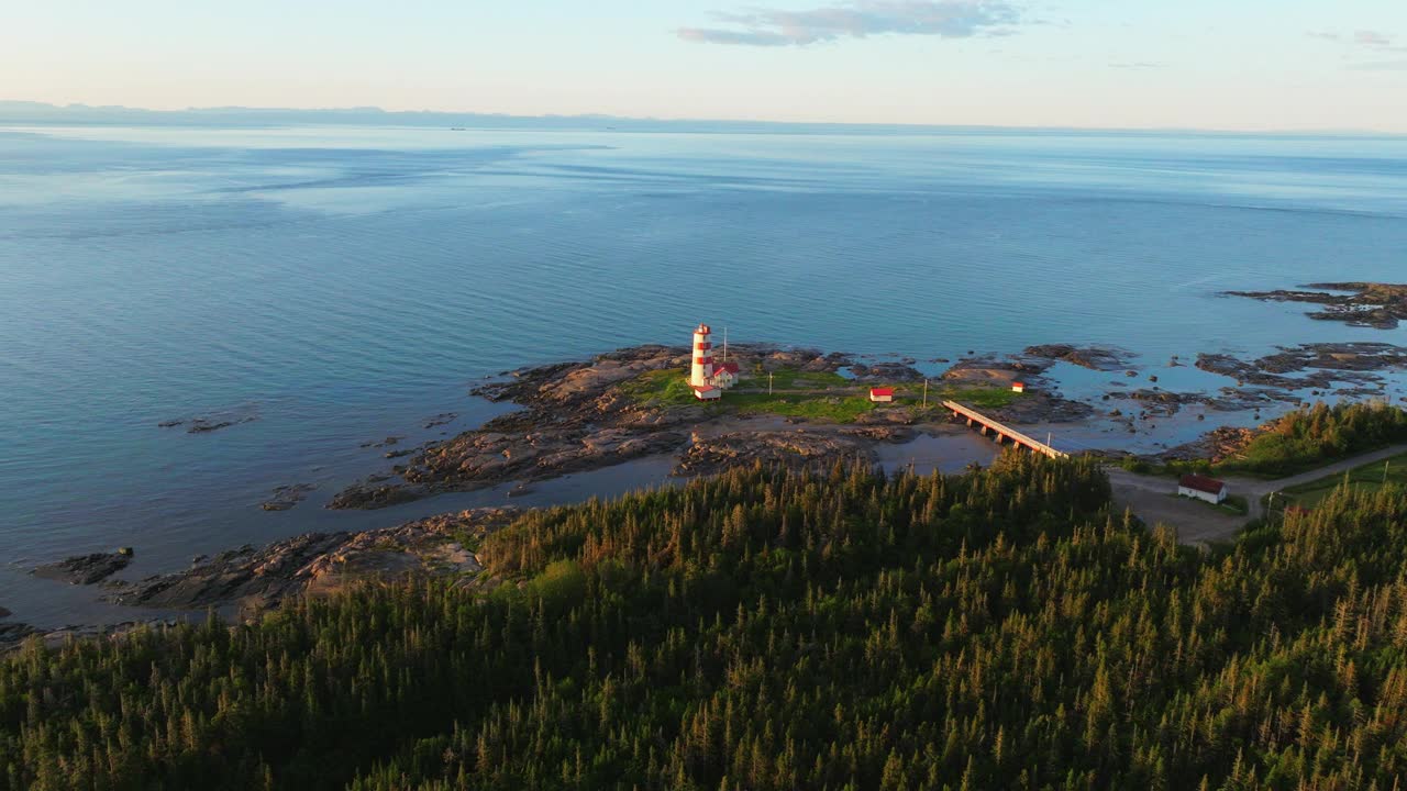 鸟瞰日出时的蒙特角灯塔，北科特，魁北克视频下载