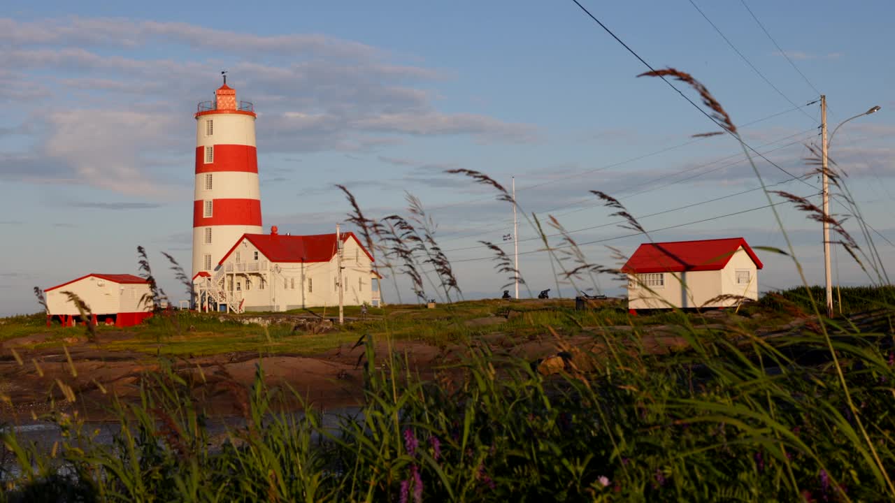 日落时分的蒙特角灯塔，魁北克北部视频下载