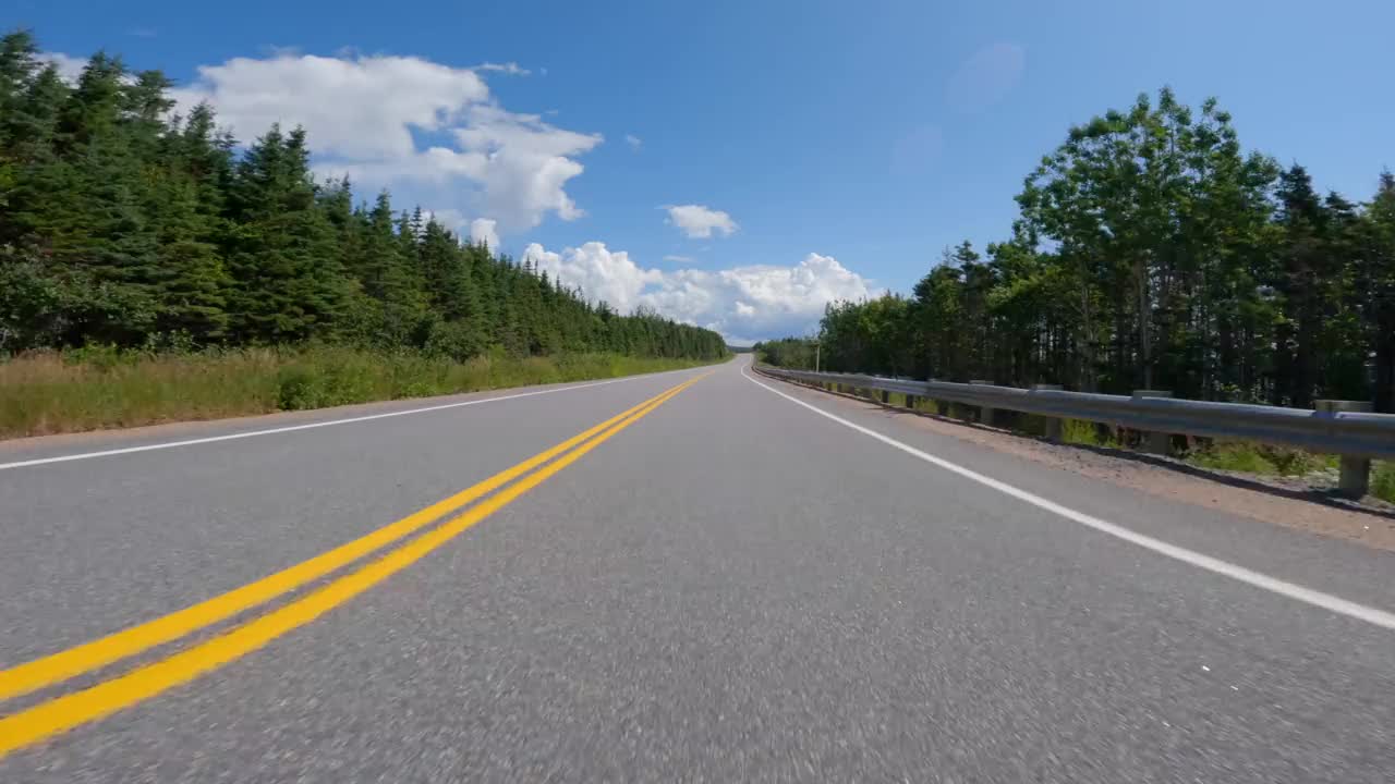 夏季，POV在加拿大魁北克省北部Cote地区的138号高速公路上行驶视频下载
