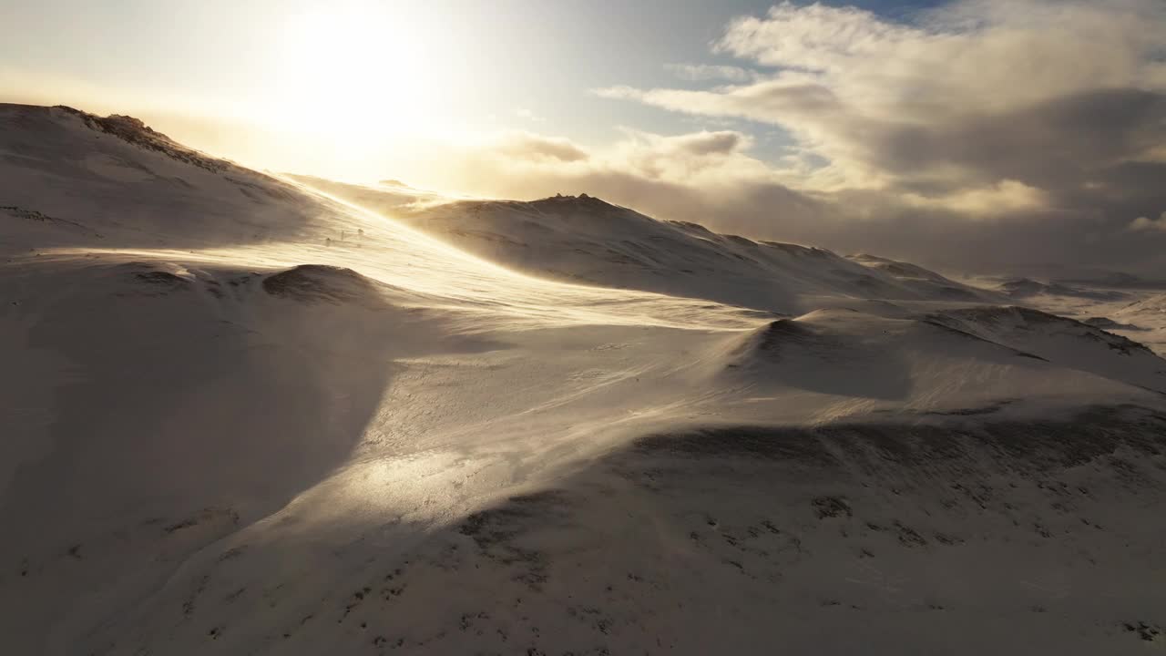 被风吹过的山脉映衬着日落的天空视频下载