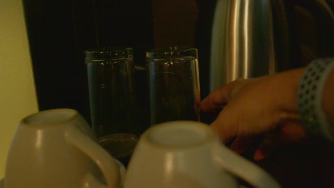 厨房里的电水壶特写，视频下载