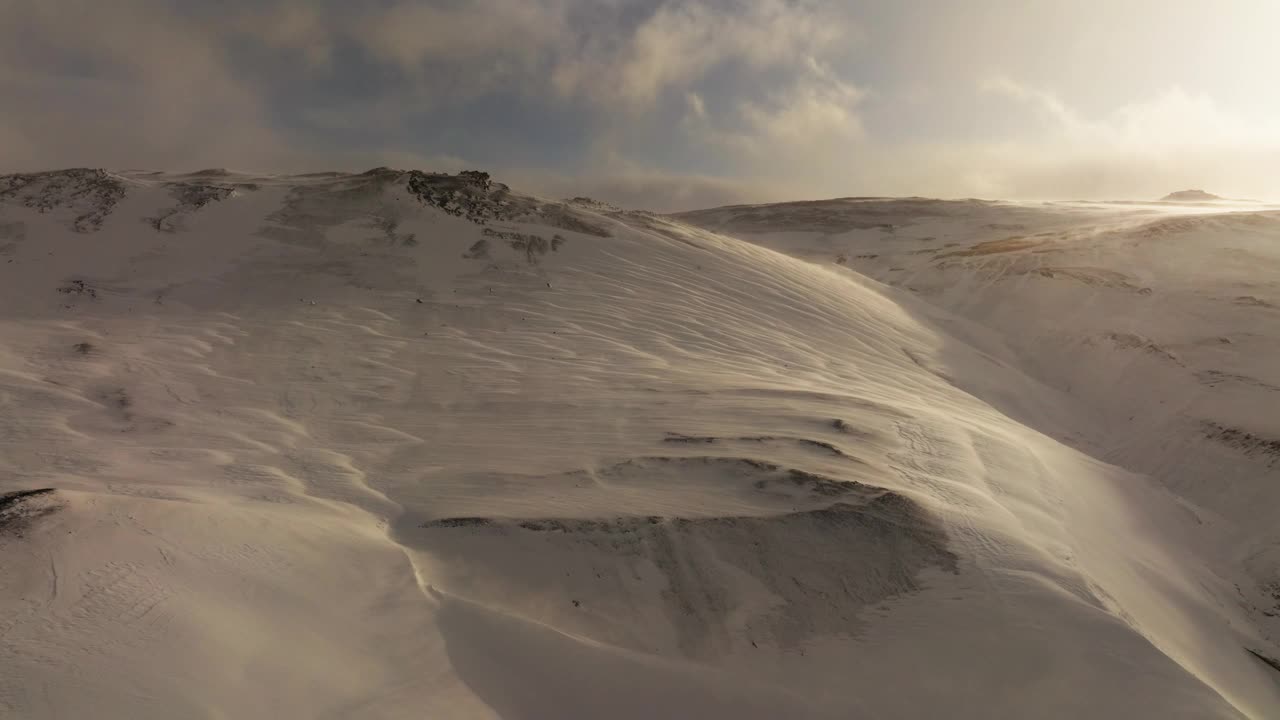 雪山在夕阳的强风中视频素材