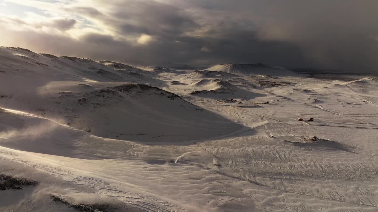 多云多风的天空下白雪覆盖的山脉视频下载