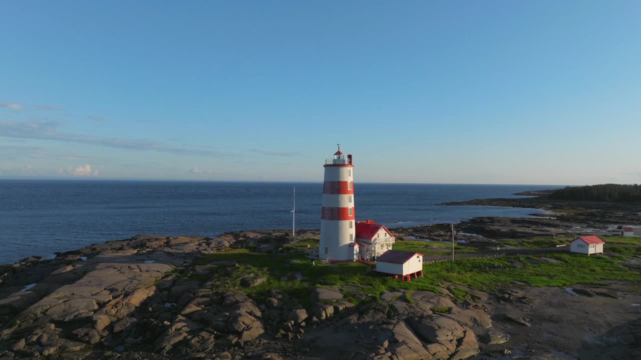 鸟瞰日落时的蒙特角灯塔，北科特，魁北克视频下载