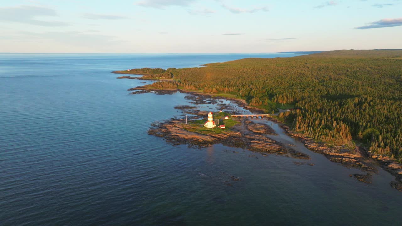 鸟瞰日出时的蒙特角灯塔，北科特，魁北克视频下载