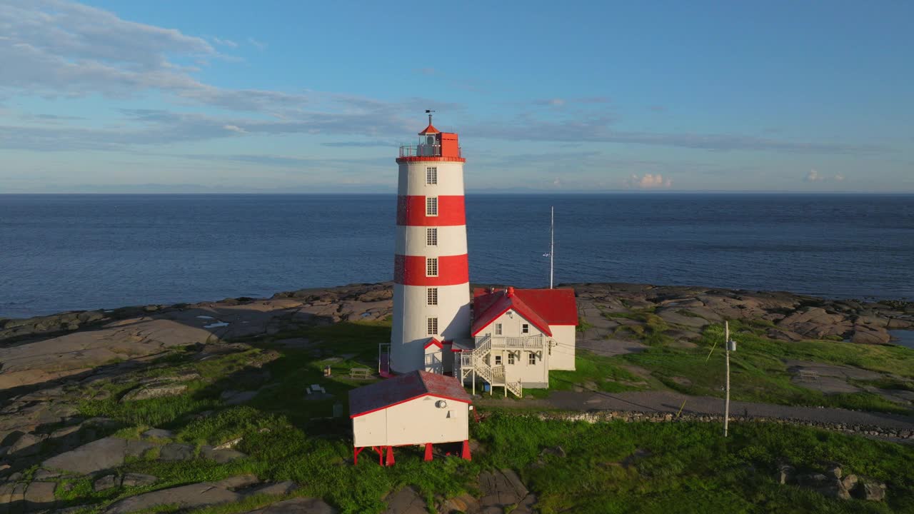 鸟瞰日落时的蒙特角灯塔，北科特，魁北克视频下载