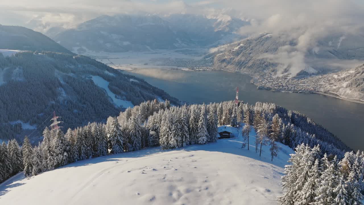 雪景中的湖边小屋航拍视频下载