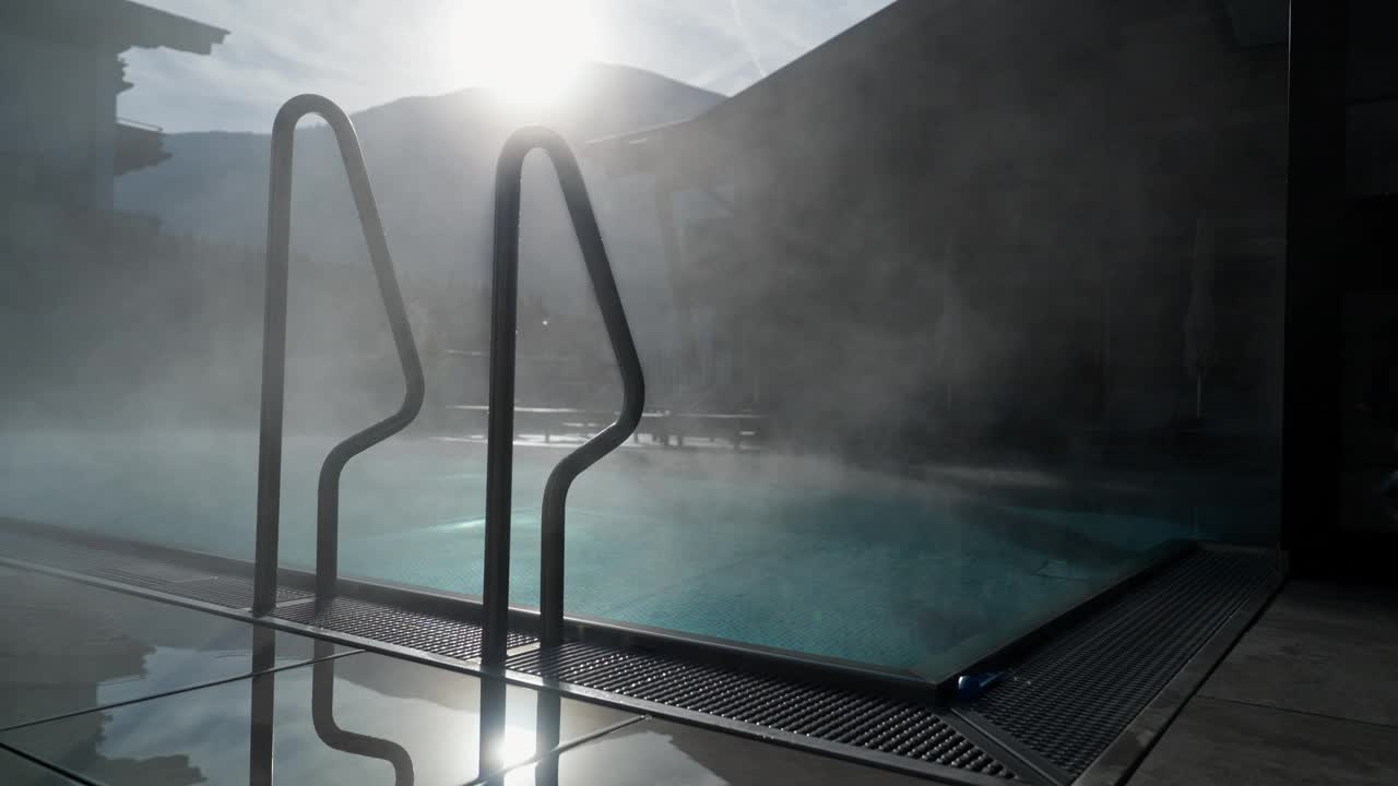 阳光水疗池与温和的蒸汽视频下载