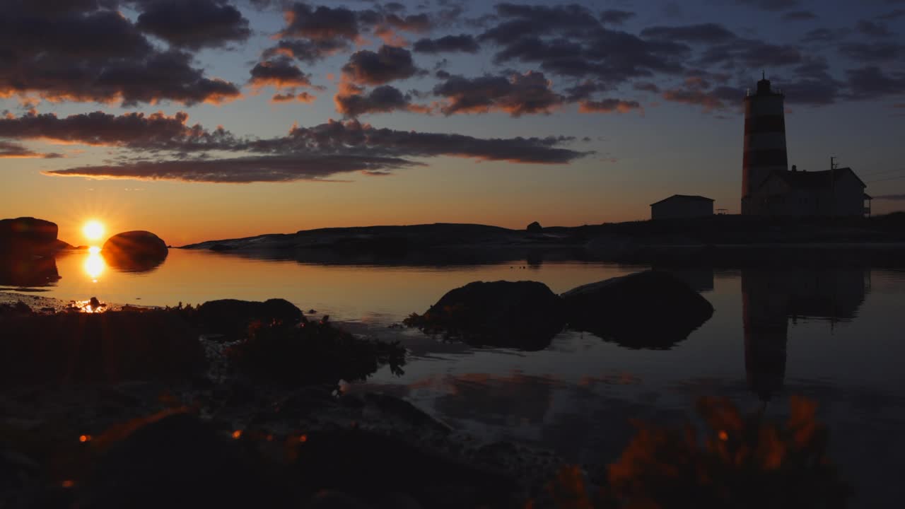 日出时的蒙特角灯塔，魁北克北部视频下载