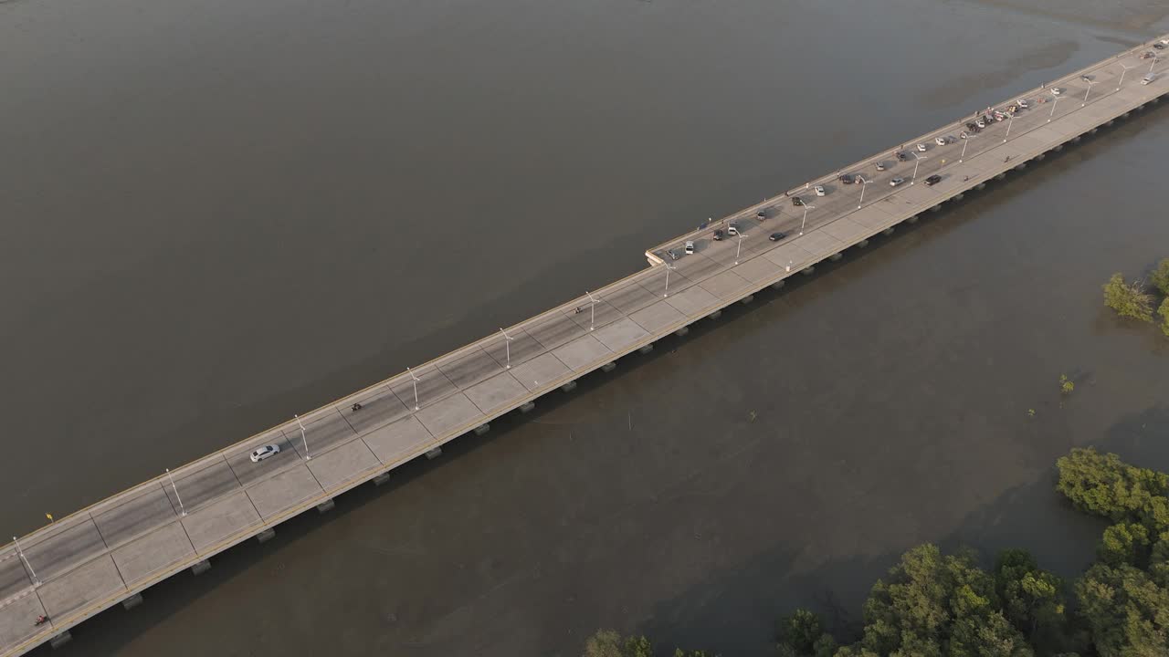 航拍海上大桥，临海公路，旅游景点。连接邦盛市的桥梁。视频下载