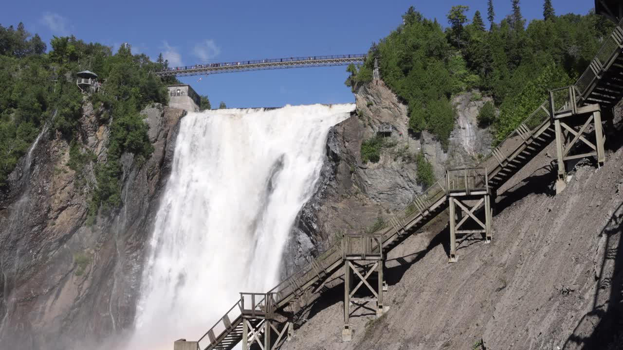 夏天的蒙莫伦西瀑布，魁北克市，加拿大视频下载