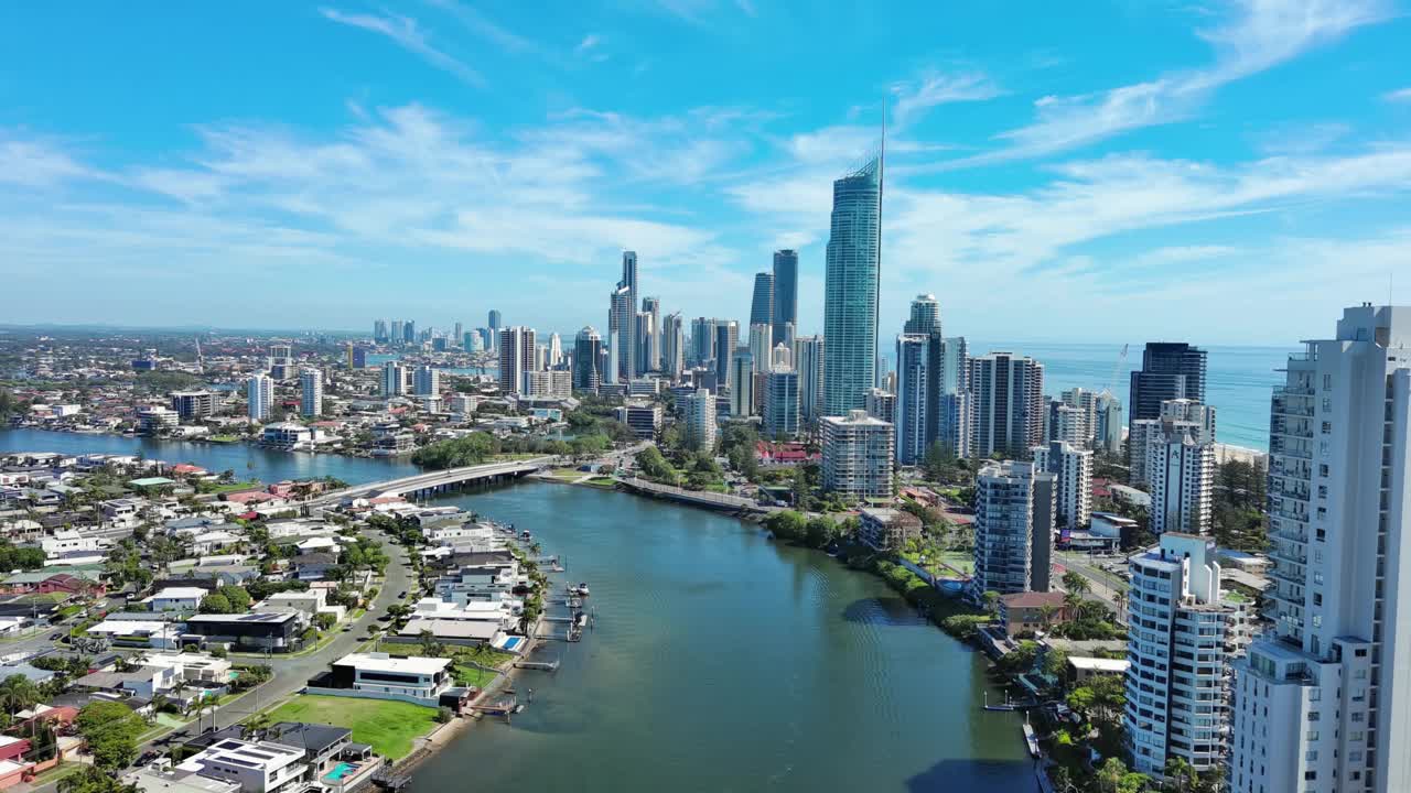 澳大利亚黄金海岸:俯瞰昆士兰州东海岸著名度假城市的摩天大楼天际线视频素材