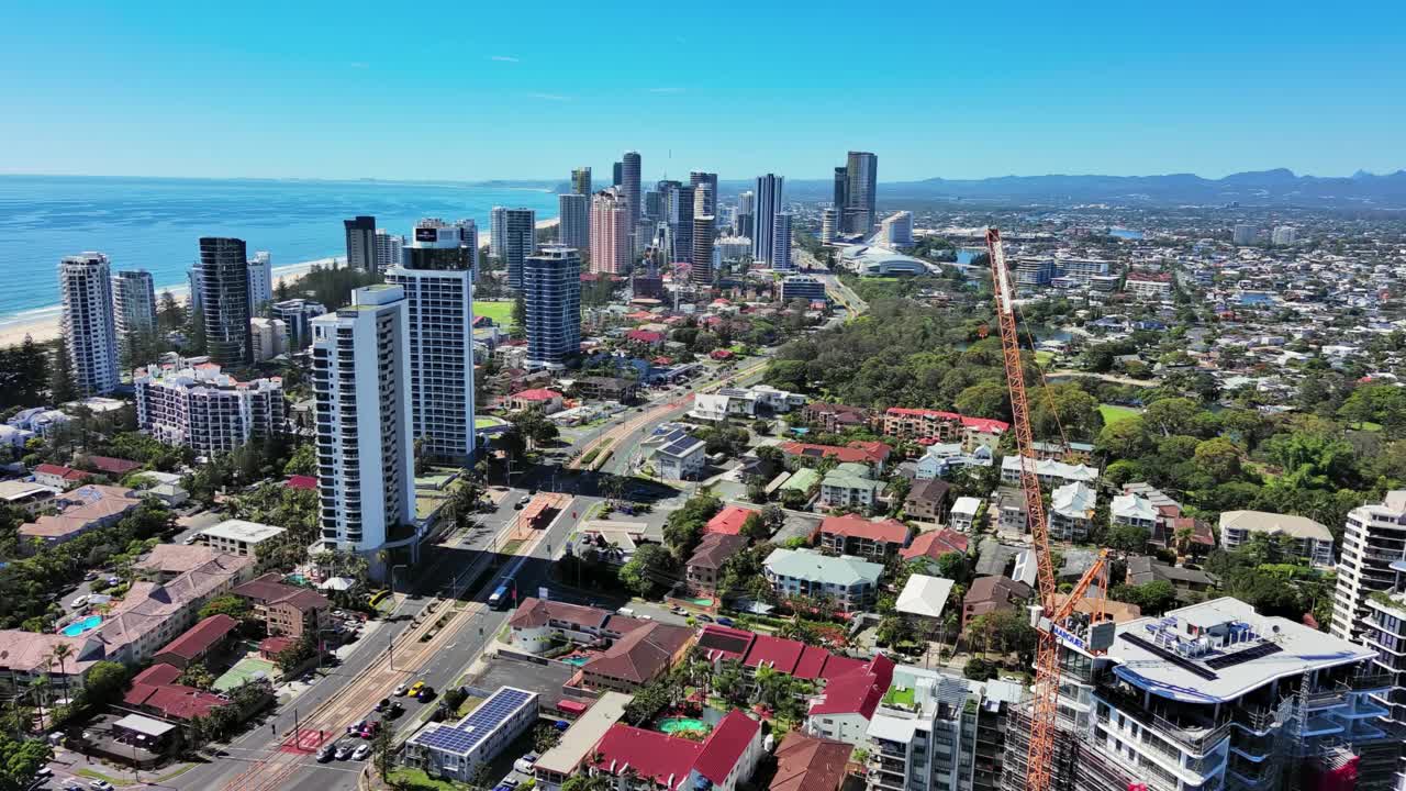 澳大利亚黄金海岸:俯瞰昆士兰州东海岸著名度假城市的摩天大楼天际线视频下载