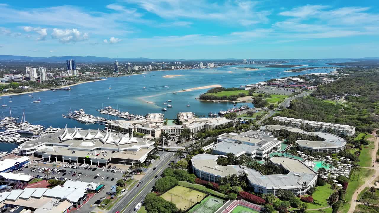 澳大利亚黄金海岸:鸟瞰昆士兰州东海岸著名的度假城市视频下载