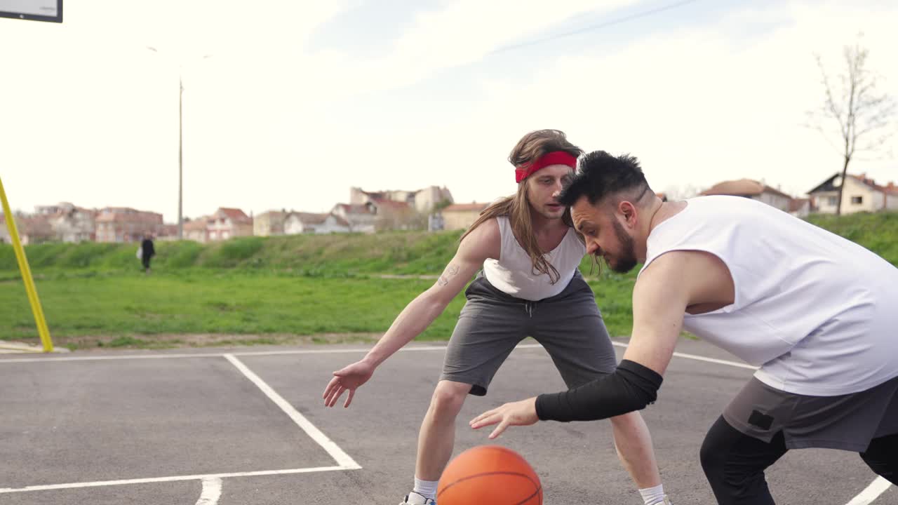 两个男人在户外玩街球视频下载